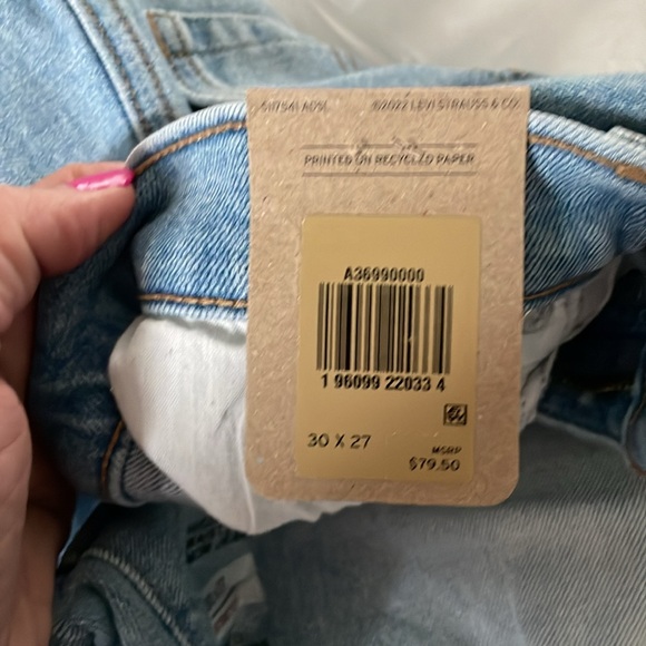 Women’s Levi mom jeans relaxed through hip and thigh tapered leg - Picture 3 of 4